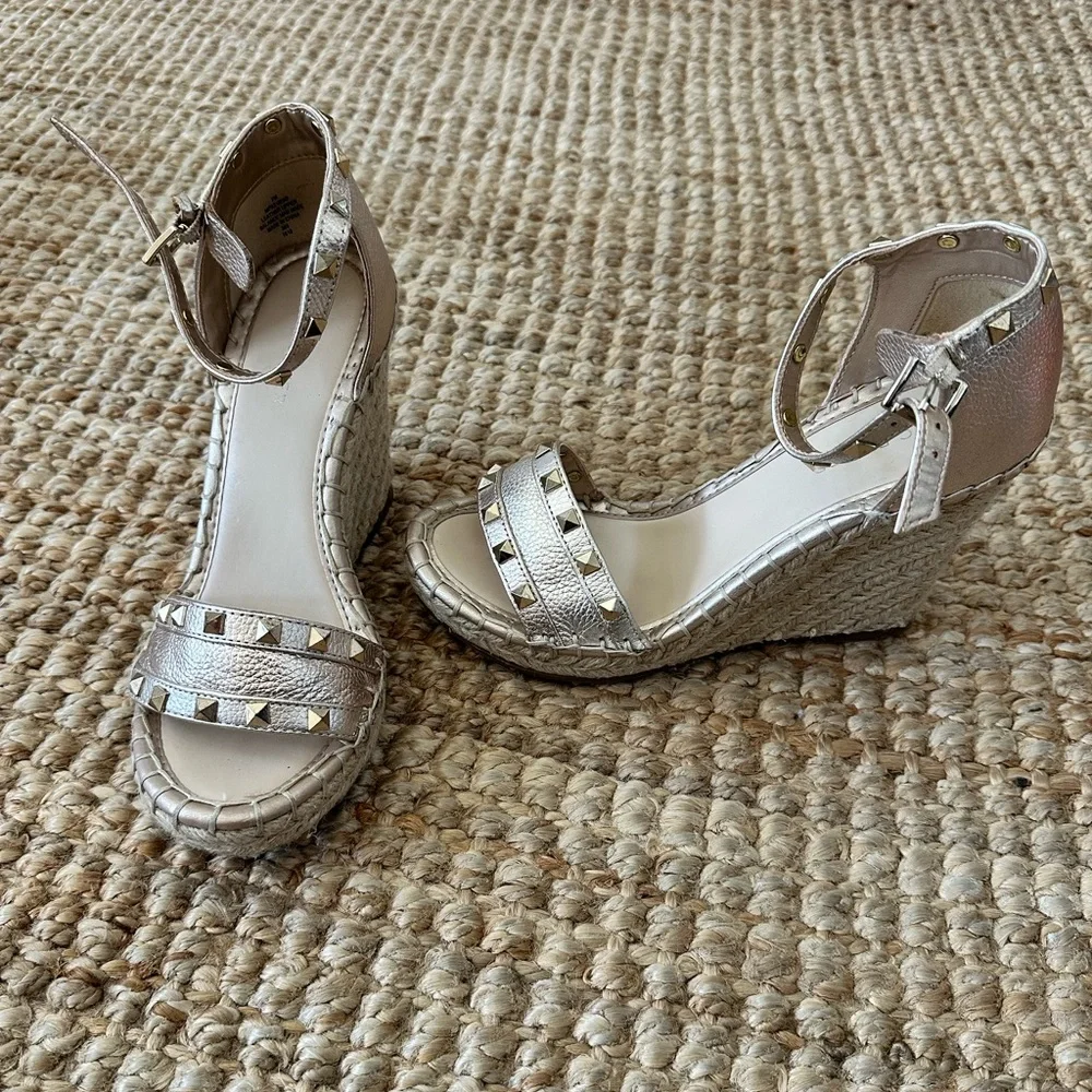 MARC FISHER PLATFORM ROSE GOLD STUDDED WEDGE ESPADRILLES SIZE 7